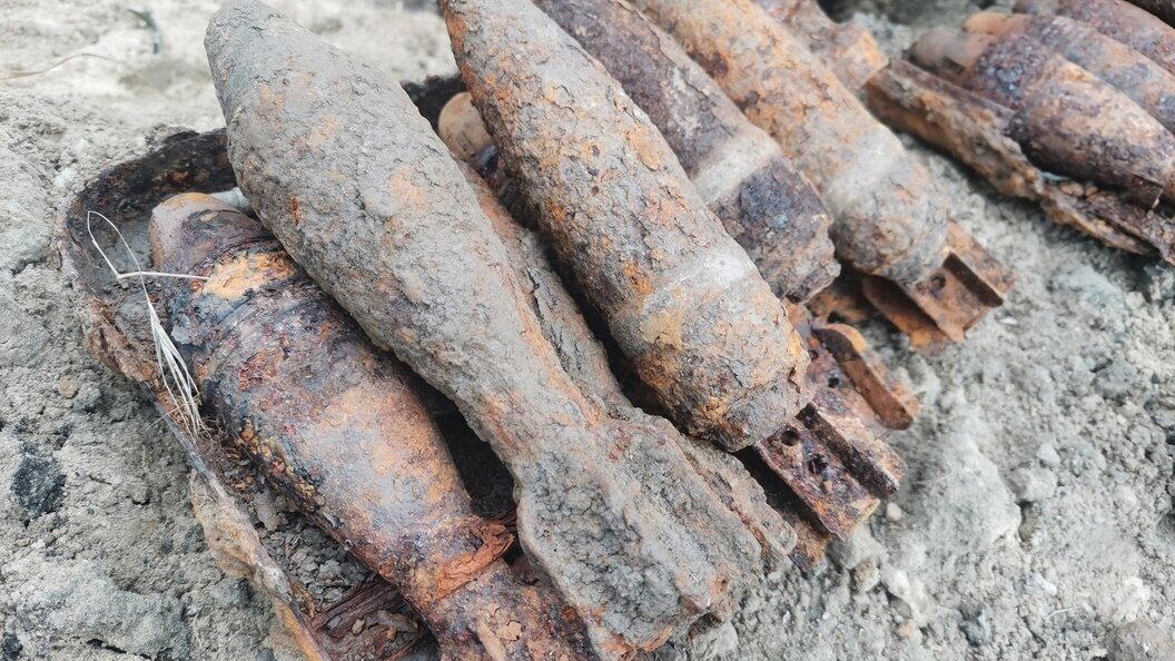 Цельный арсенал мин (расчёт мог быть уничтожен, а мины раскиданы) - такую работу доверить можно только сапёрам.