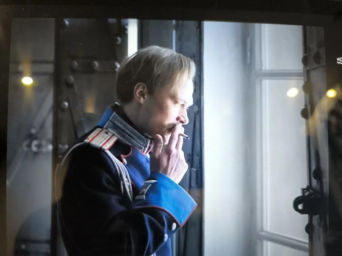 Эххх мне бы так мизинчиком об стул и оргазм, а как курят... Не курит сука актер не курит!