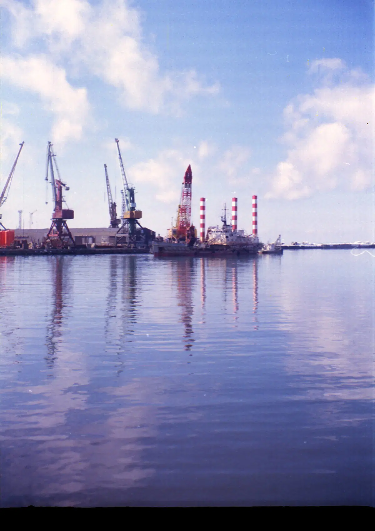 Грузовичок-шаланда... Не помню как звать. 