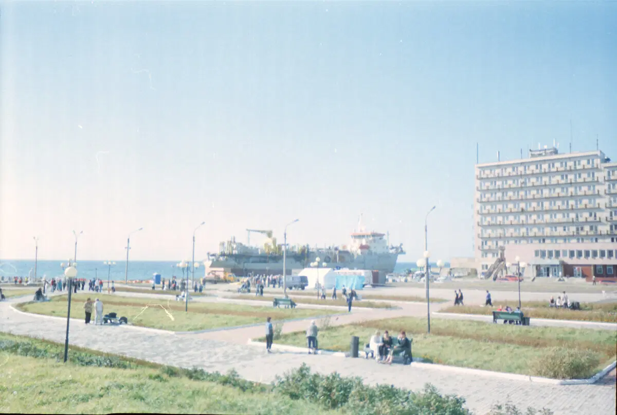 Недавно оформленный приморский бульвал укрвсили грудой железа. Маленько залили мазутом.