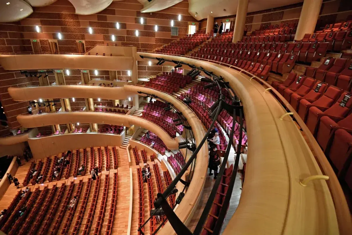 Присаживаемся ивент начался. Амфитеатр.