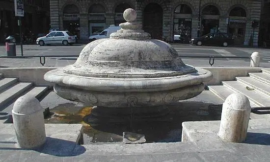 Не изволите ли отведать супа? Фонтаны в Риме были одним из основных источников пресной воды в городе. Люди везде одинаковые, поэтому чтобы не засрали единственный источник воды на оживлённой торговой площади - его накрыли крышкой. Эстетика пострадала, зато из него можно пить.