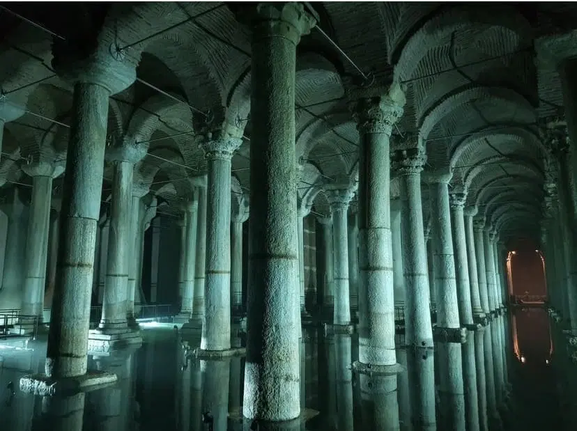 Вода, притащенная в город акведуками, запасалась в цистернах (знакомый термин, да). На фото цистерна Базилика - популярное туристическое место в Стамбуле.