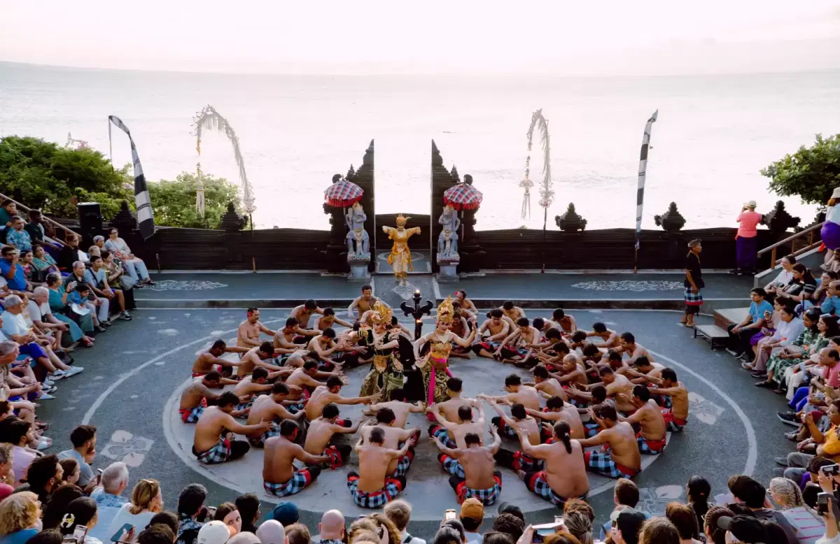 ULUWATU KECAK DANCE или традиционное представление в современном мире.