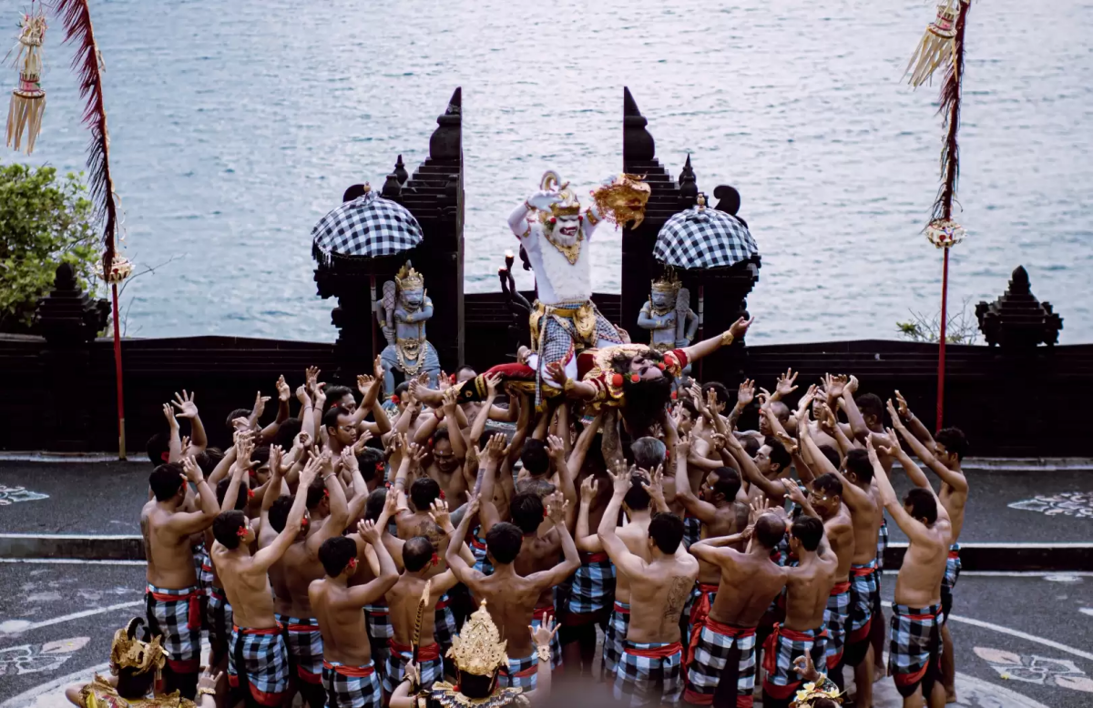 Возможно, это Хануман прыгает через океан.