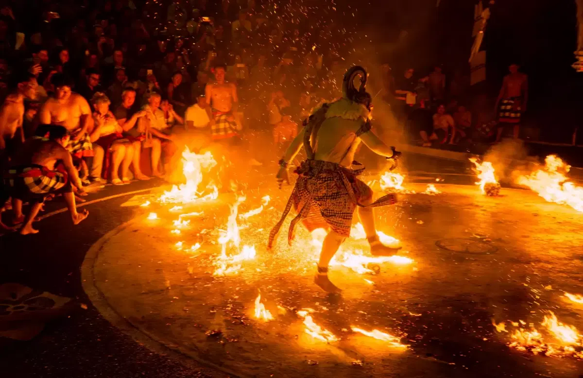 ULUWATU KECAK DANCE или традиционное представление в современном мире.