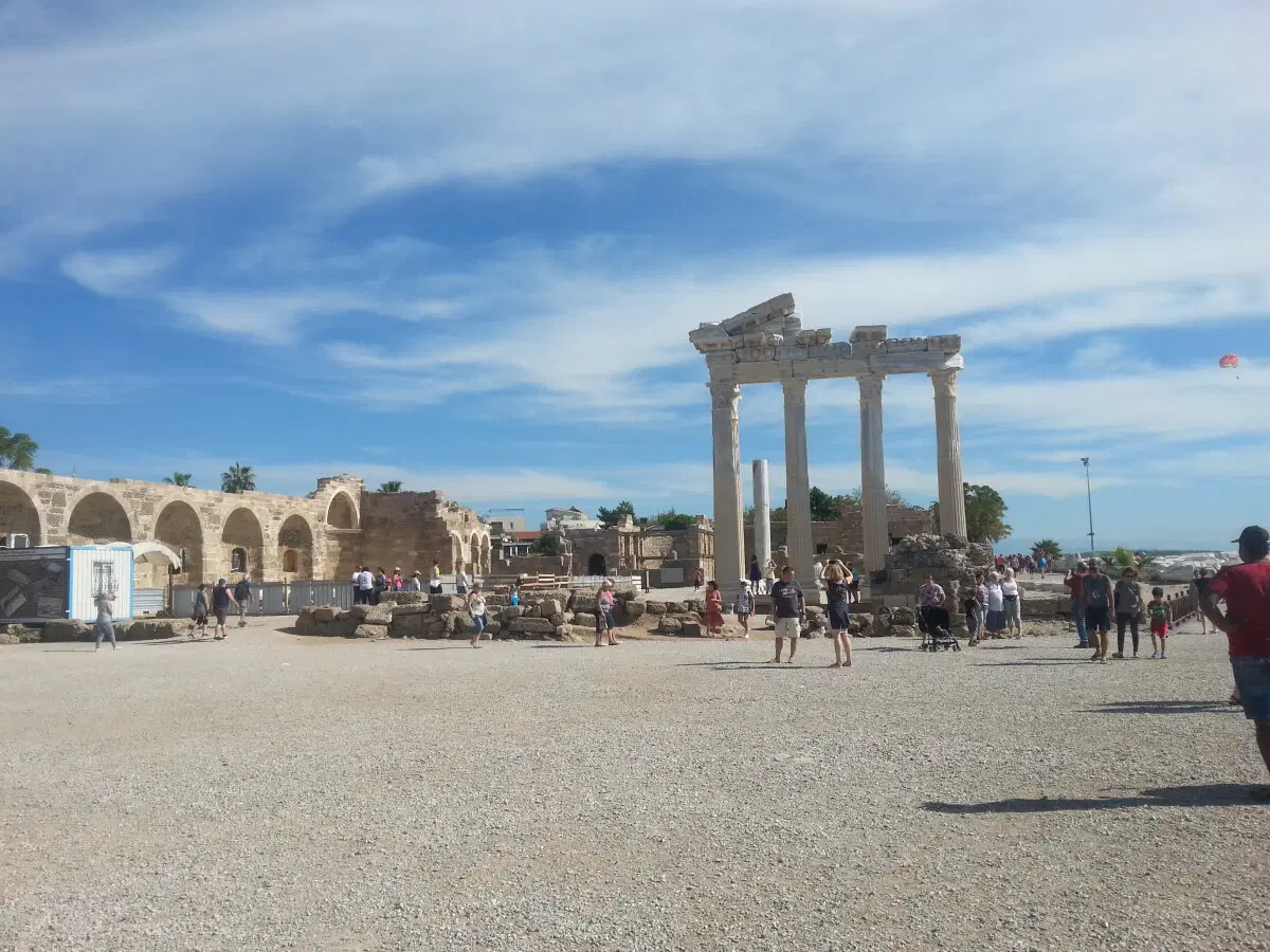 Арка Аполлона, всё что осталось от былого величия