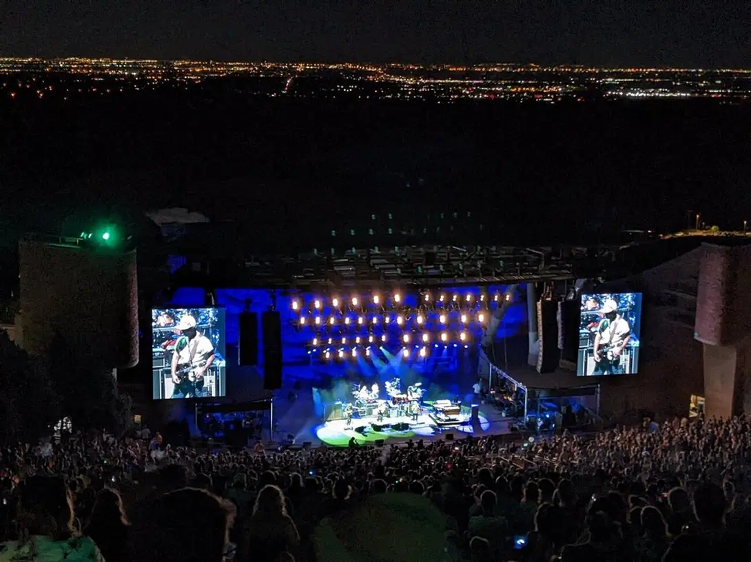 Вот, вечером прекрасно видны огни большого города.