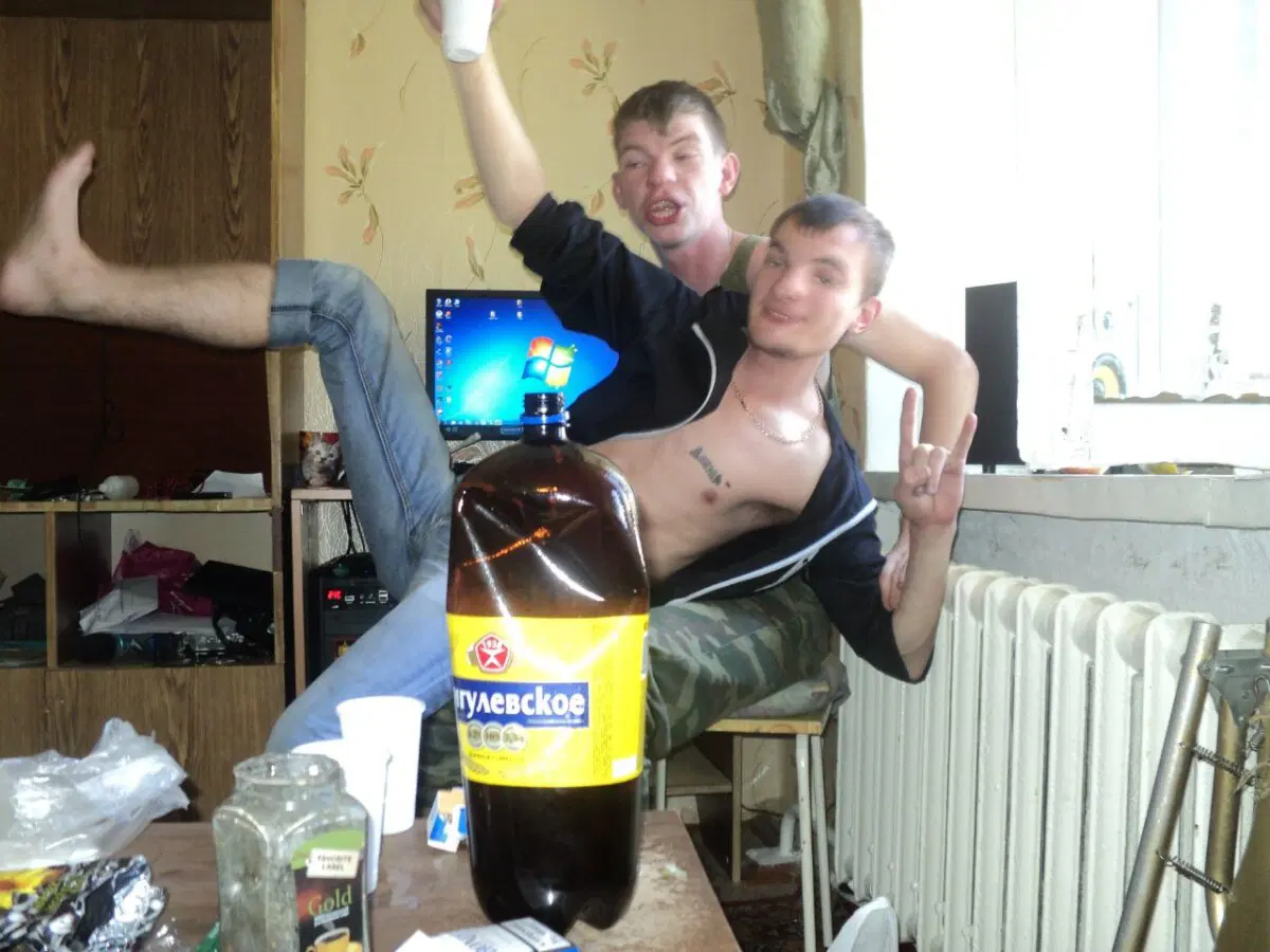 Парни обнимают друг друга в двух случаях:  или они голубые… или синие.