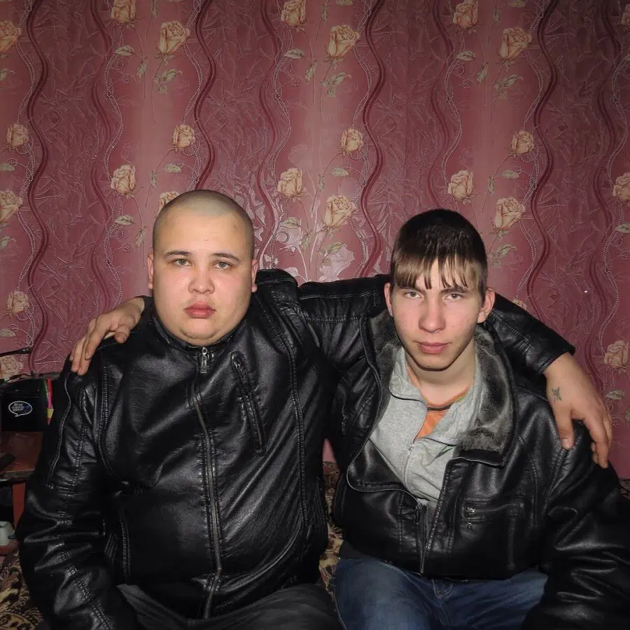 Парни обнимают друг друга в двух случаях:  или они голубые… или синие.