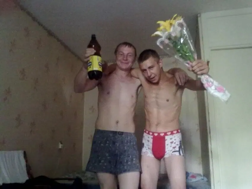 Парни обнимают друг друга в двух случаях:  или они голубые… или синие.