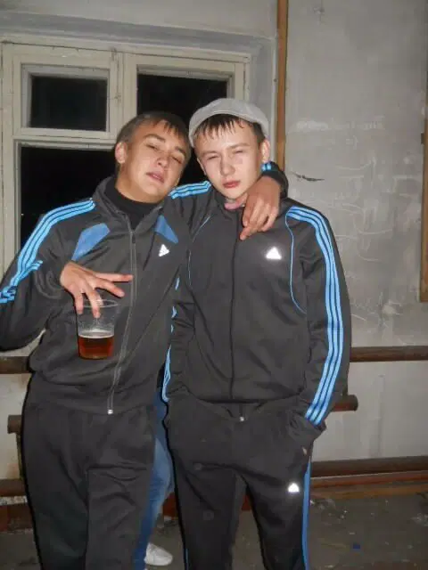 Парни обнимают друг друга в двух случаях:  или они голубые… или синие.