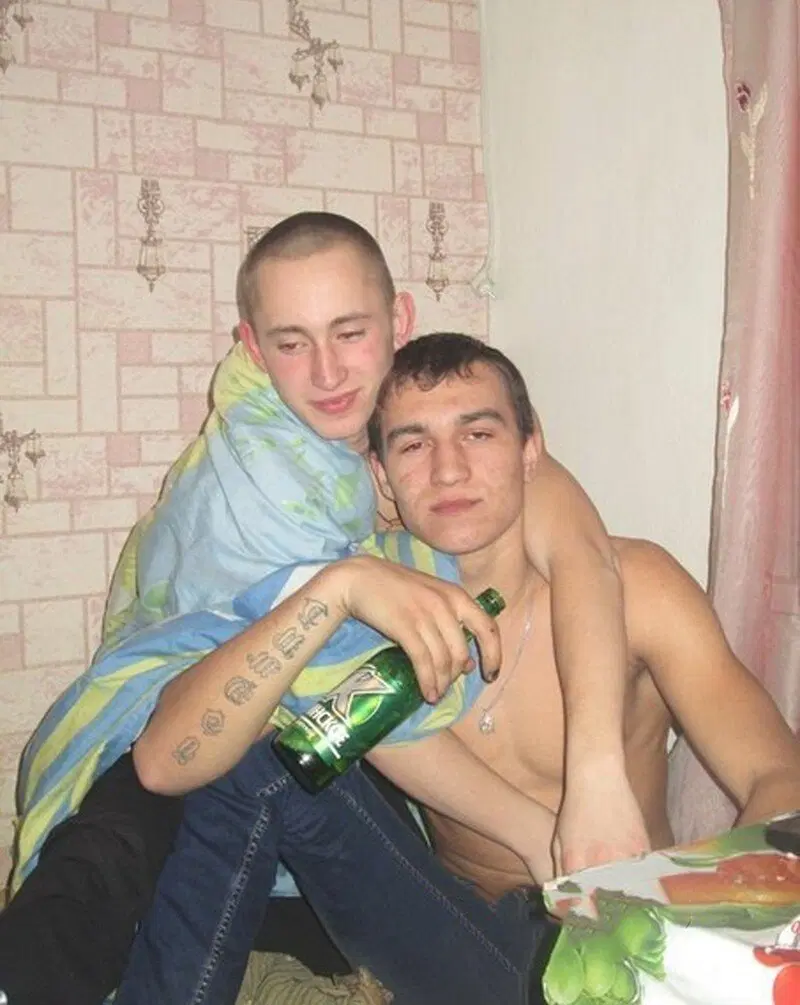 Парни обнимают друг друга в двух случаях:  или они голубые… или синие.