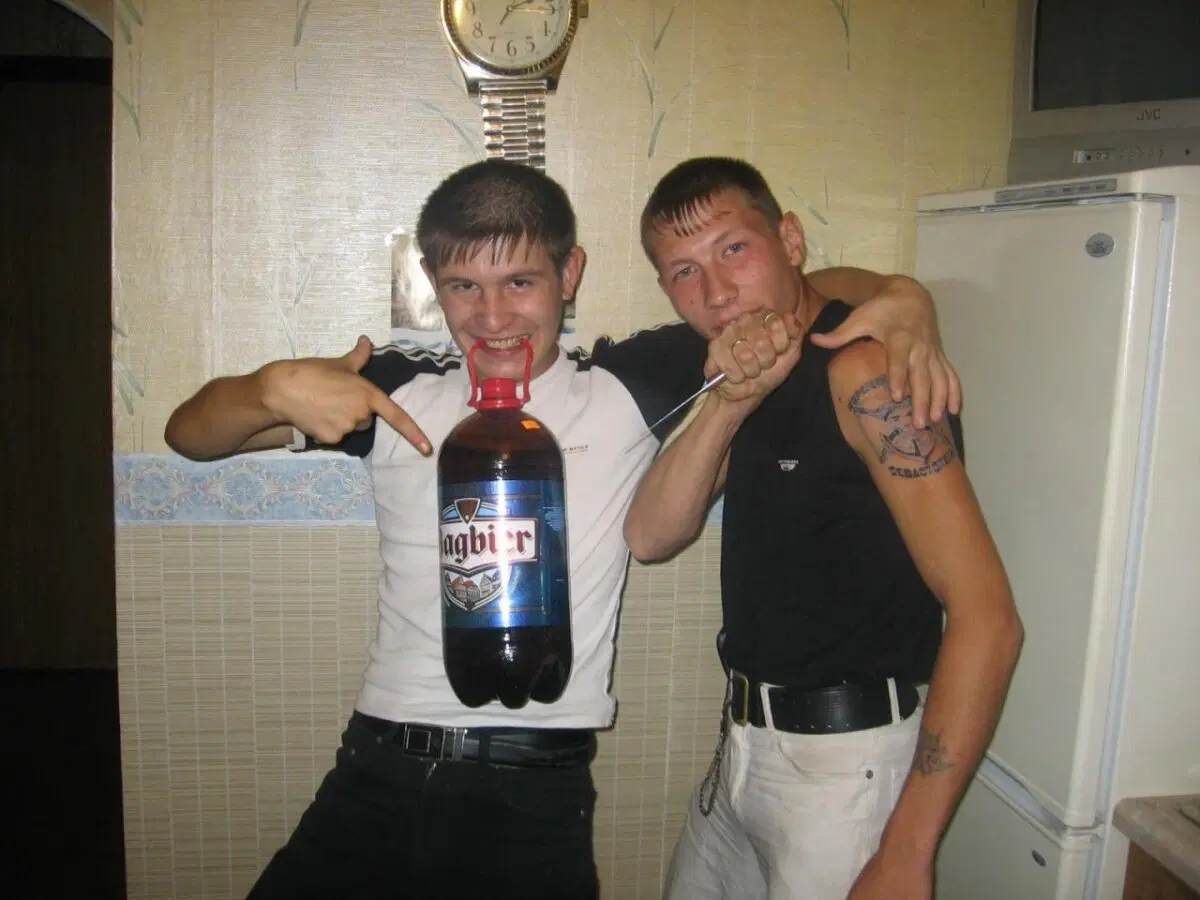 Парни обнимают друг друга в двух случаях:  или они голубые… или синие.