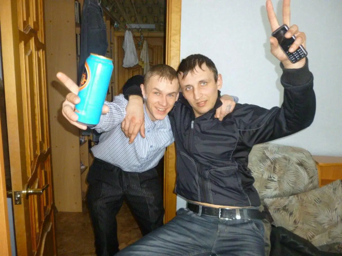 Парни обнимают друг друга в двух случаях:  или они голубые… или синие.