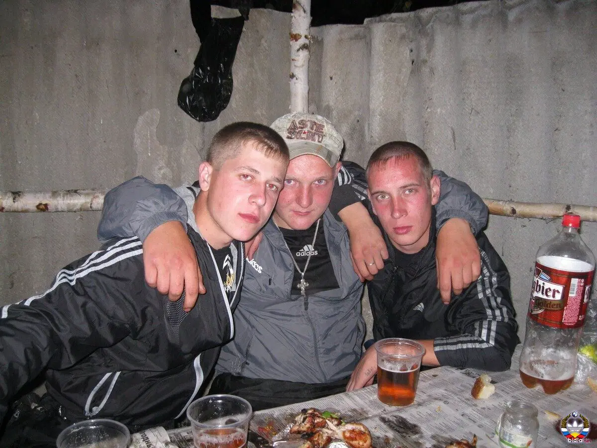 Парни обнимают друг друга в двух случаях:  или они голубые… или синие.