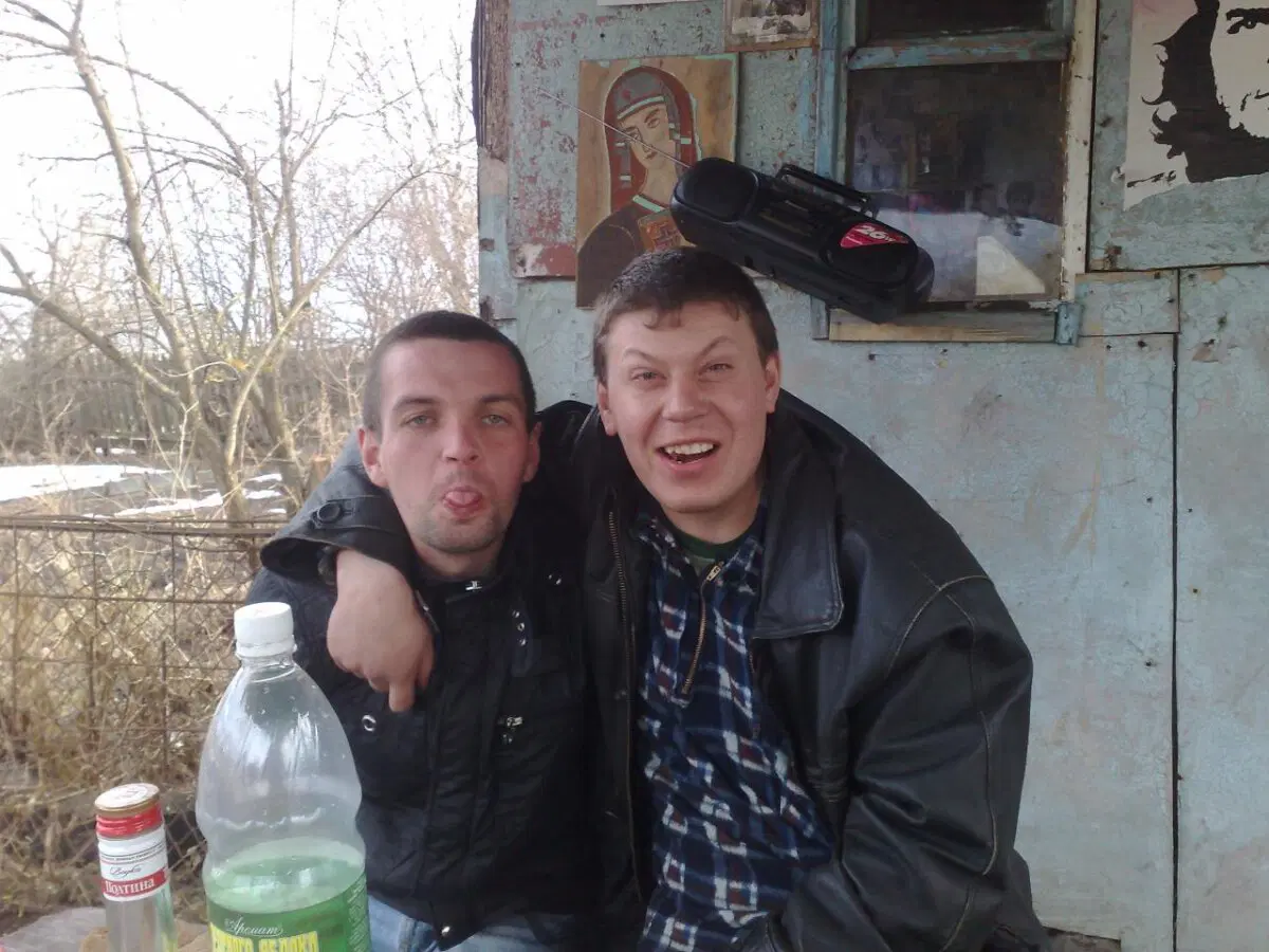 Парни обнимают друг друга в двух случаях:  или они голубые… или синие.