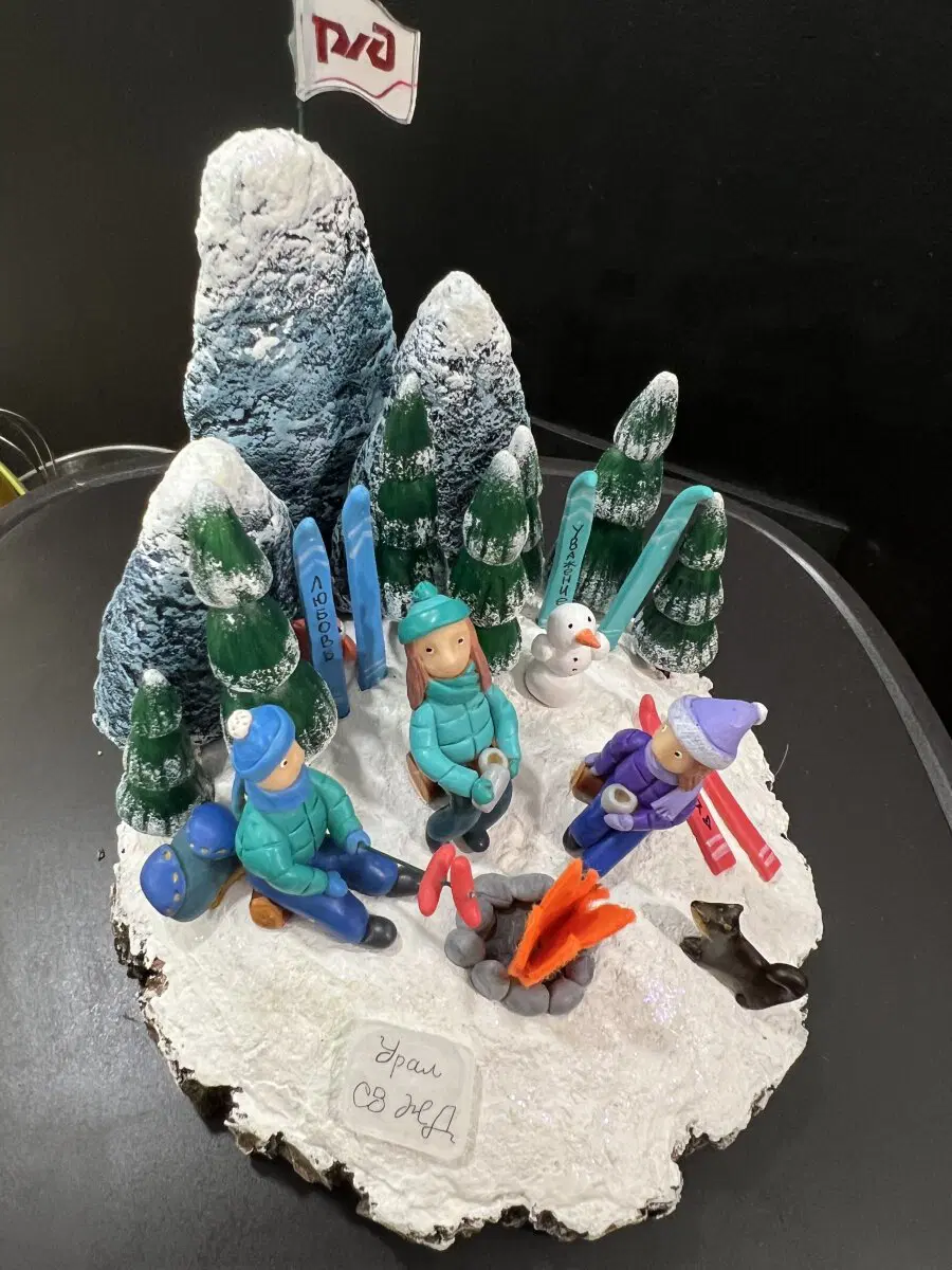 Не самая тривиальная задача вписать в сюжет надписи - пришлось подписывать лыжи) 