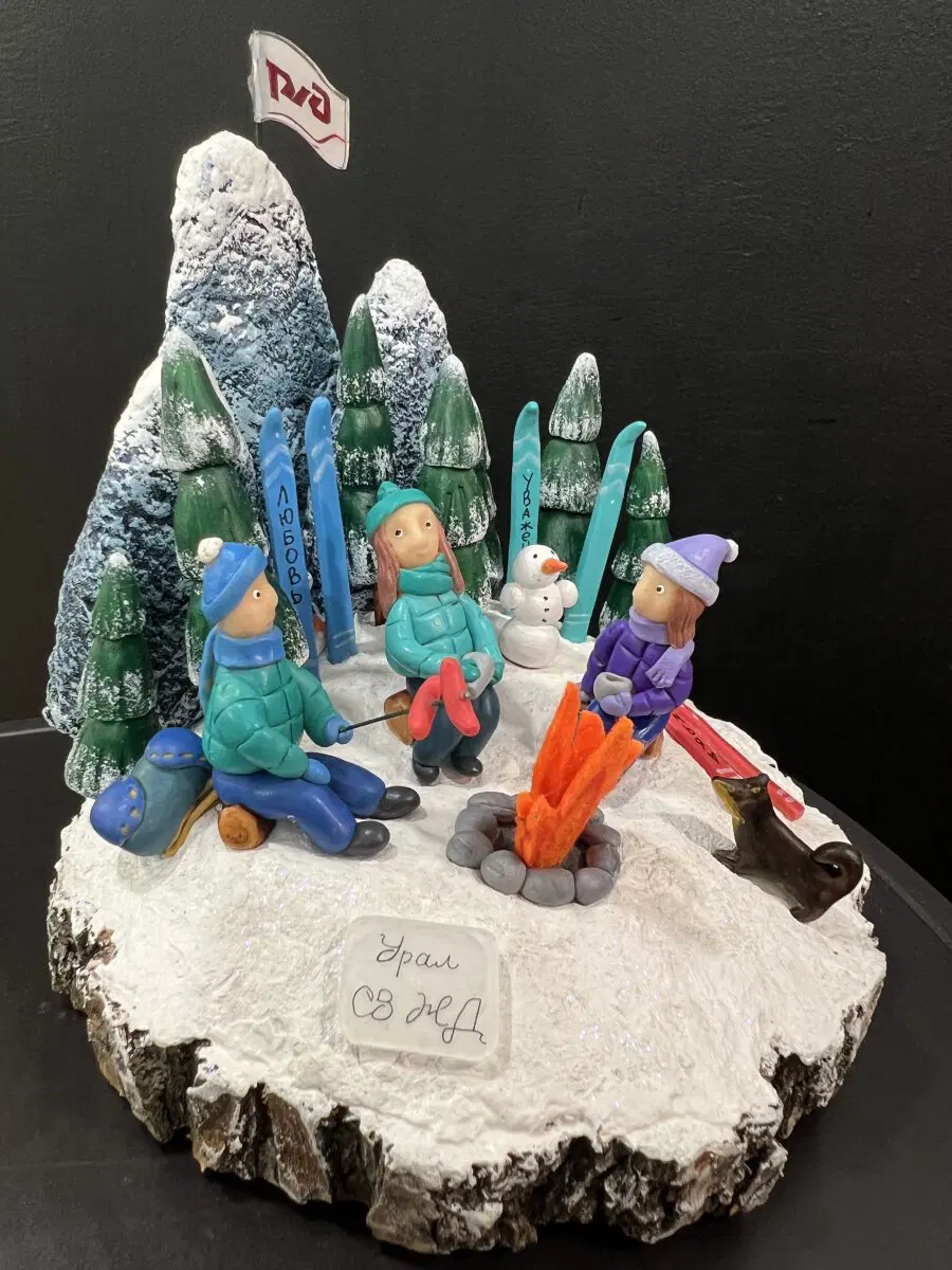 Новогодний шар с миниатюрой внутри