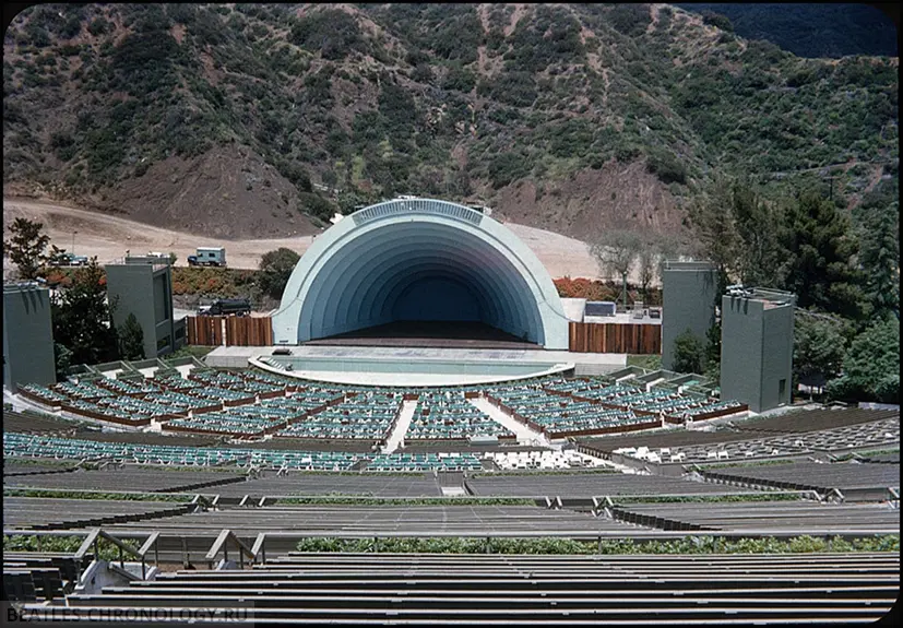 «Голливудская Чаша» – огромная, построенная из дерева концертная сцена в форме раковины. Она находится под открытым небом. Сцена эта славится идеальной акустикой. На холме, поднимающемся от концертной раковины, одновременно могут располагаться 25000 слушателей. Источник: https://beatles-chronology.ru/1964/08/23/vystuplenie-v-gollivudskoy-chashe-go/