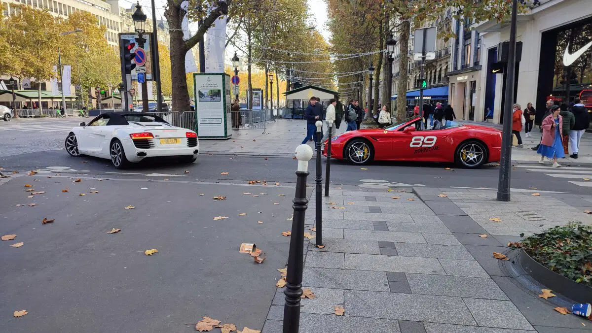 Можно прокатиться на спортивной машине.