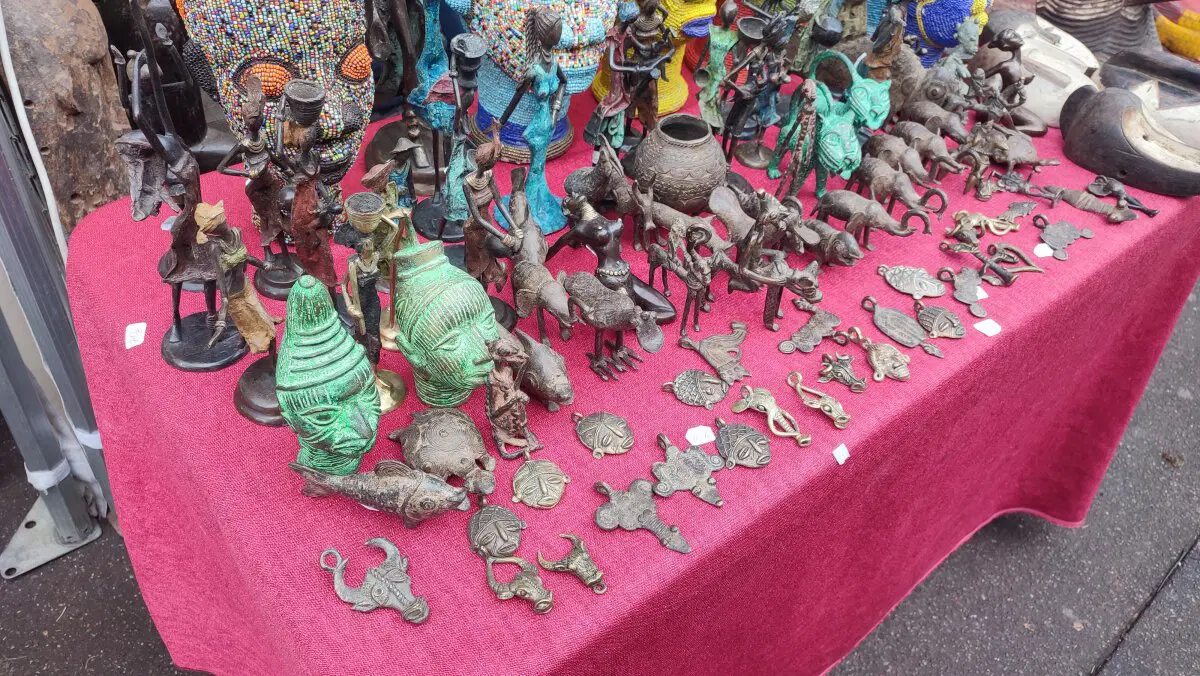 Повсюду палатки, где продают старину.