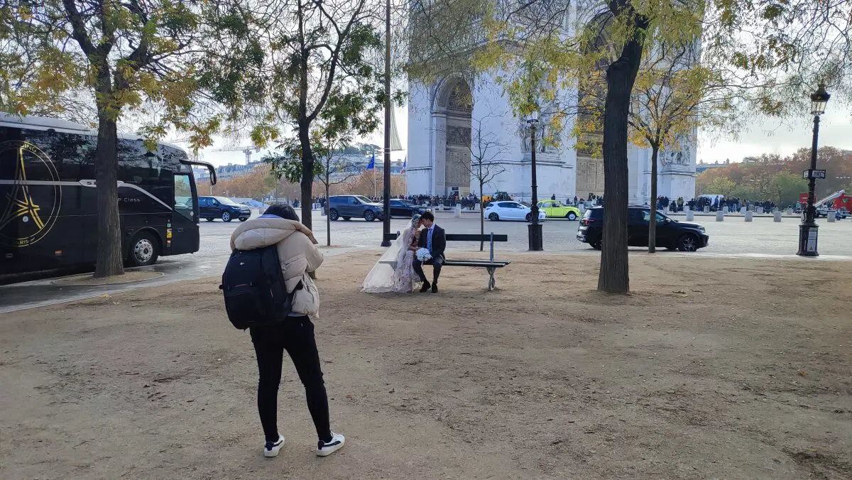 Свадьба возле триумфальной арки.