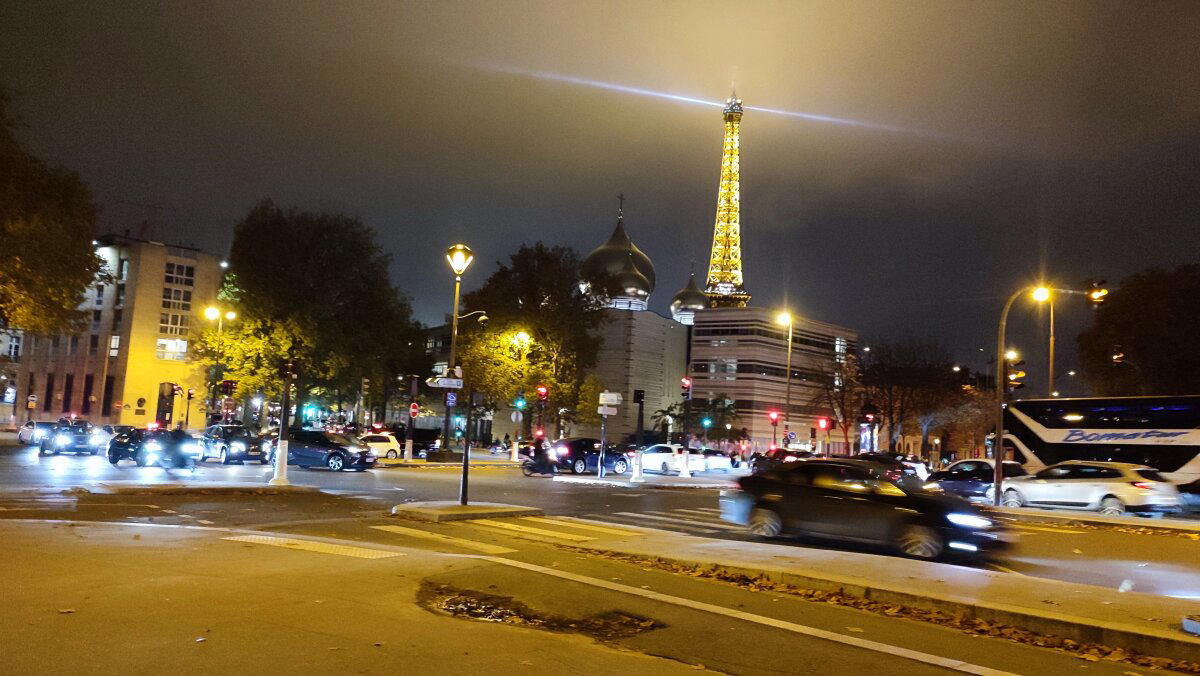 На фоне православных куполов.