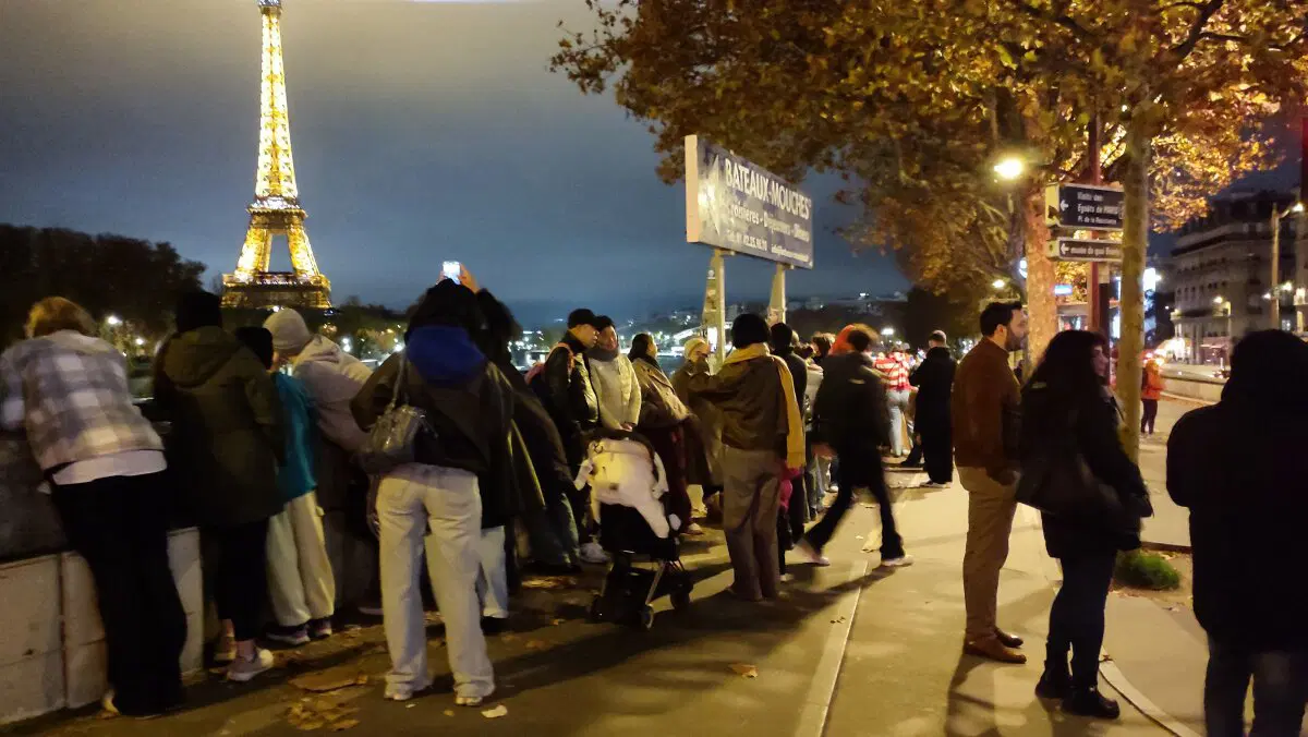 Вы увидите за день очень много фотографирующихся людей.
