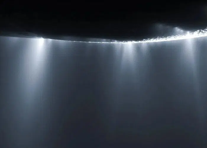 Гейзеры южного полюса Энцелада "глазами" космического аппарата "Кассини" / © NASA/JPL-Caltech