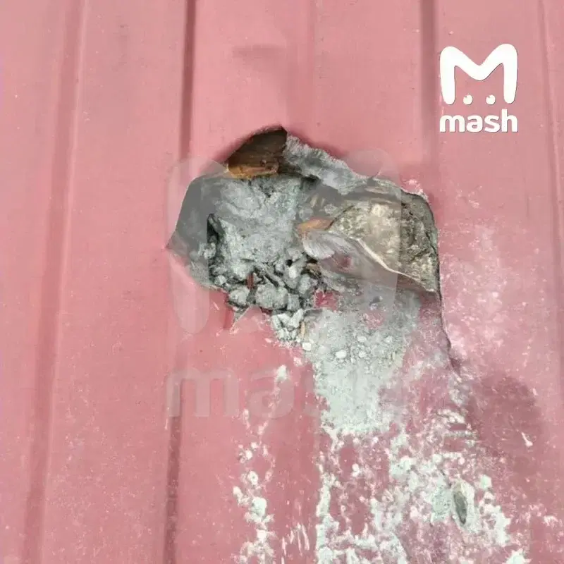 Один из них пробил крышу крышу частного дома в посёлке Брейтово Ярославской области. 