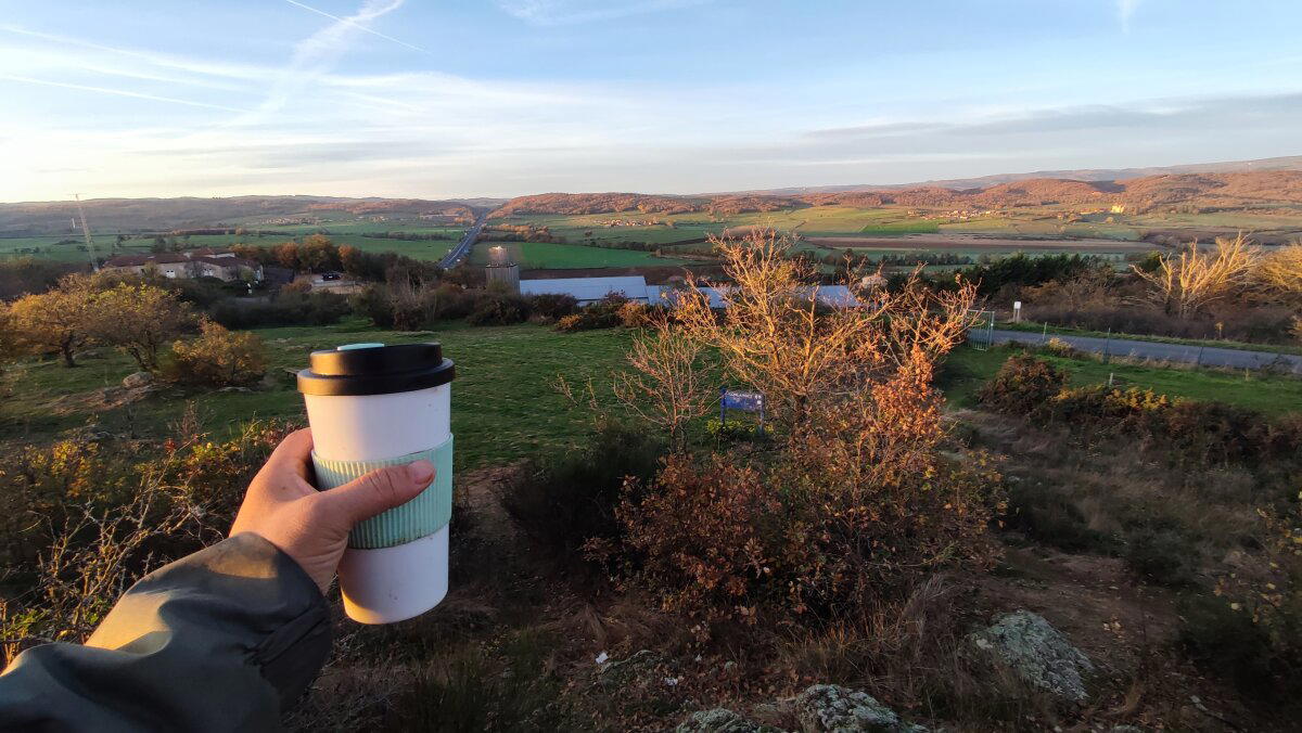 Как же приятно ранним утром выпить кофе и любоваться далёкими горами. 