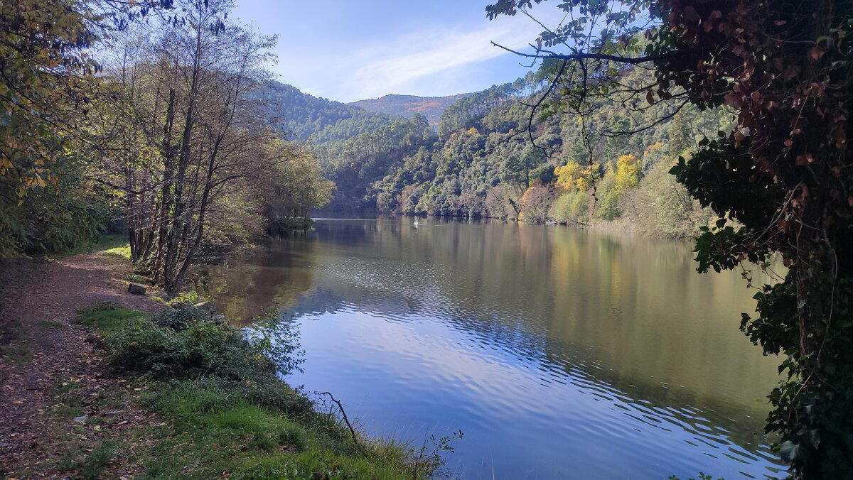 Не могу не показать красивое горное озеро. Тут я и отобедал. 