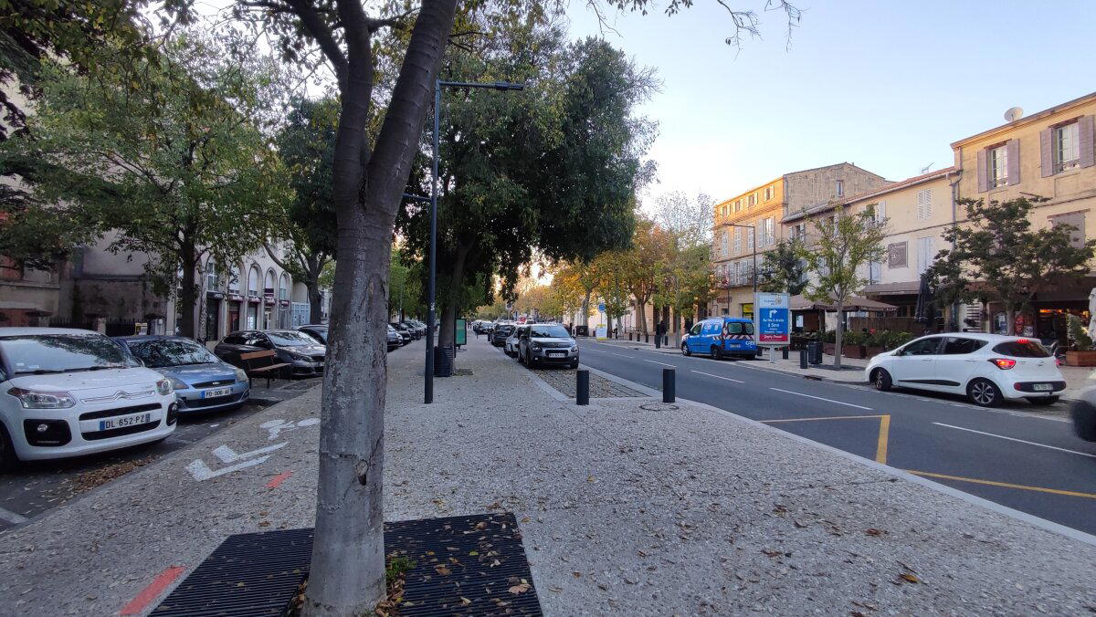 Во Франции много где сделали ремонт на улицах. И это круто. Дорога узкая. Все местро для пешеходов. Очень чистенькой и уютно. И это юг, который обычно славится грязью.