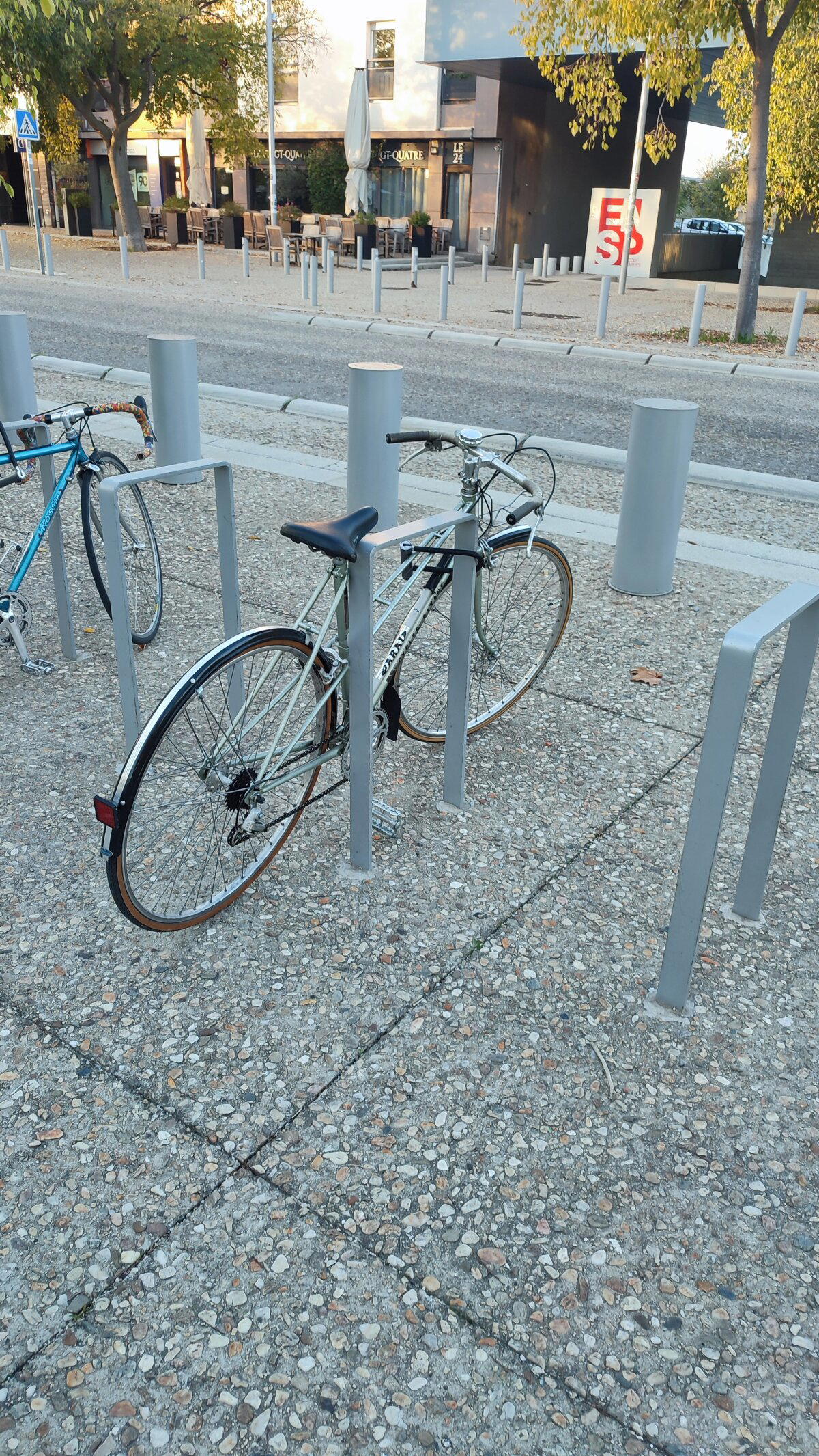 Винтажный ажурный велосипед. Очень красивый. Обратите внимание какая тонкая рама.