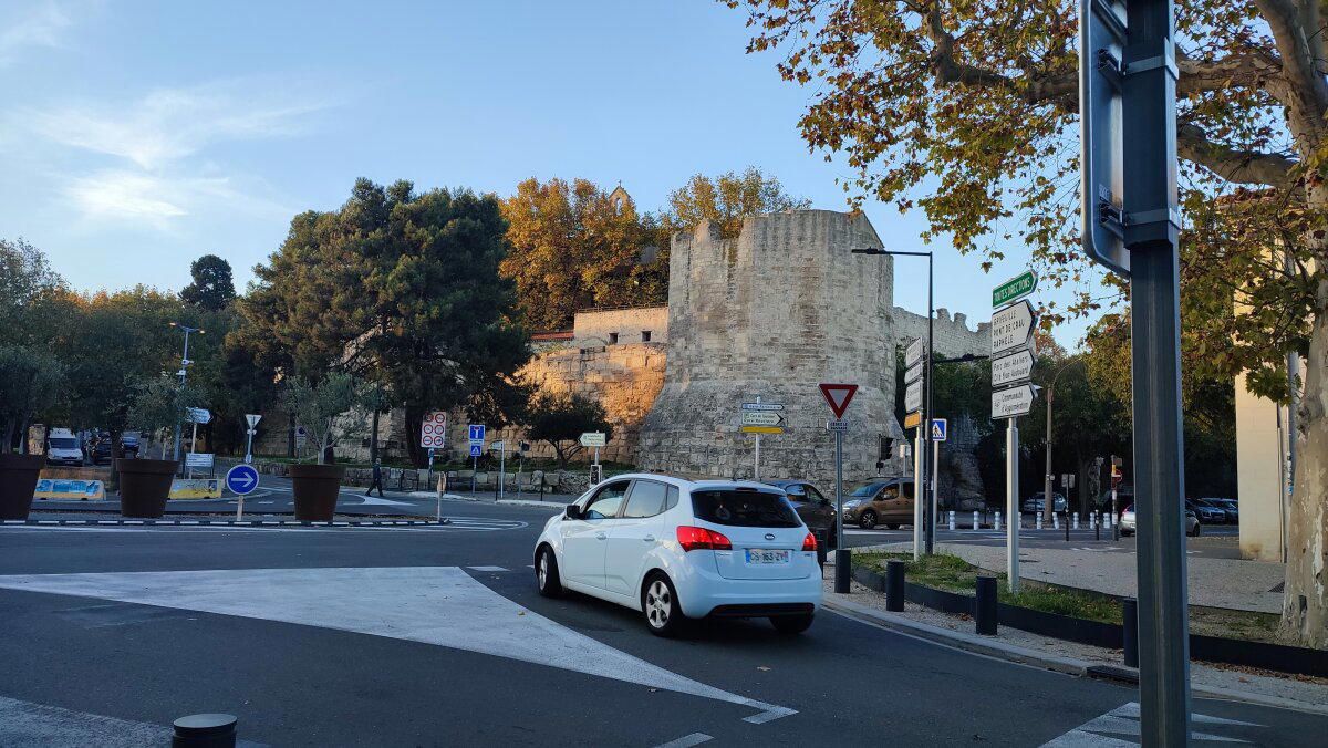 А вот и остатки древних стен.