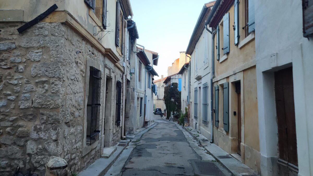 Город живой. Женщина вешает белье просто супер. Незнаю насколько тут комфортно жить.