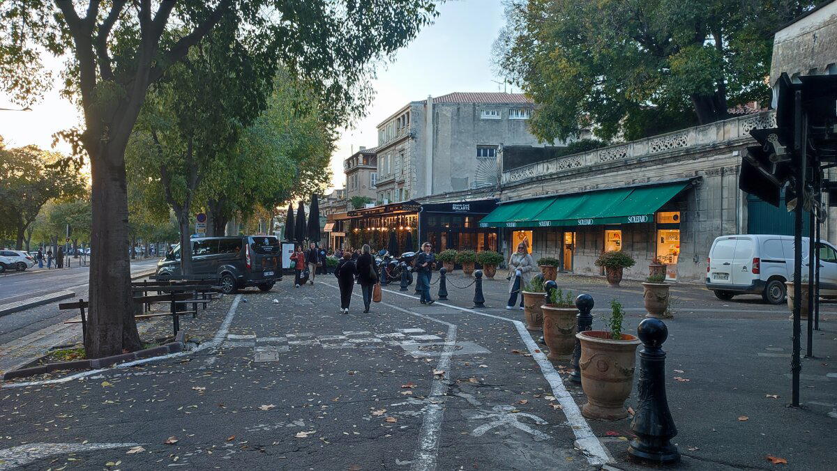 Людей не очень много