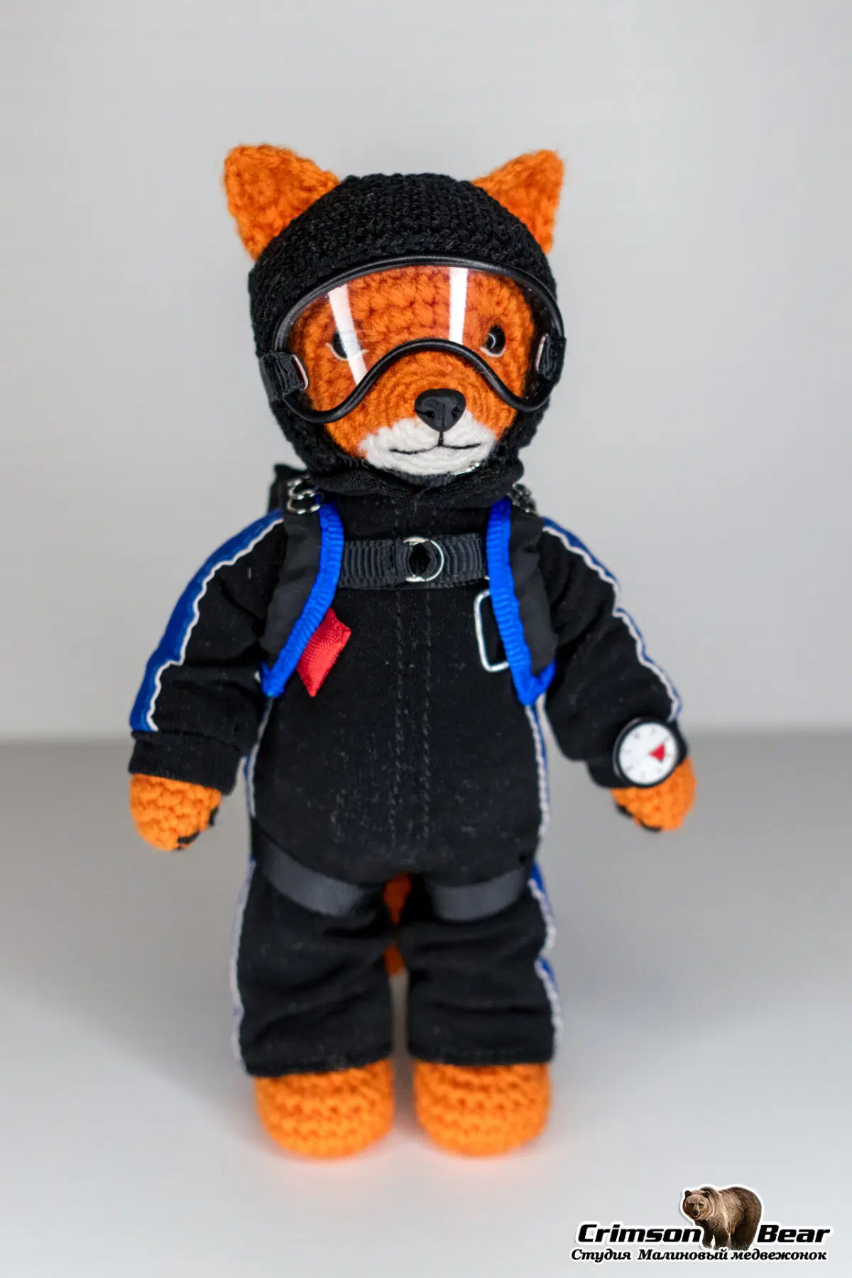 Парашютист в чёрно-синем