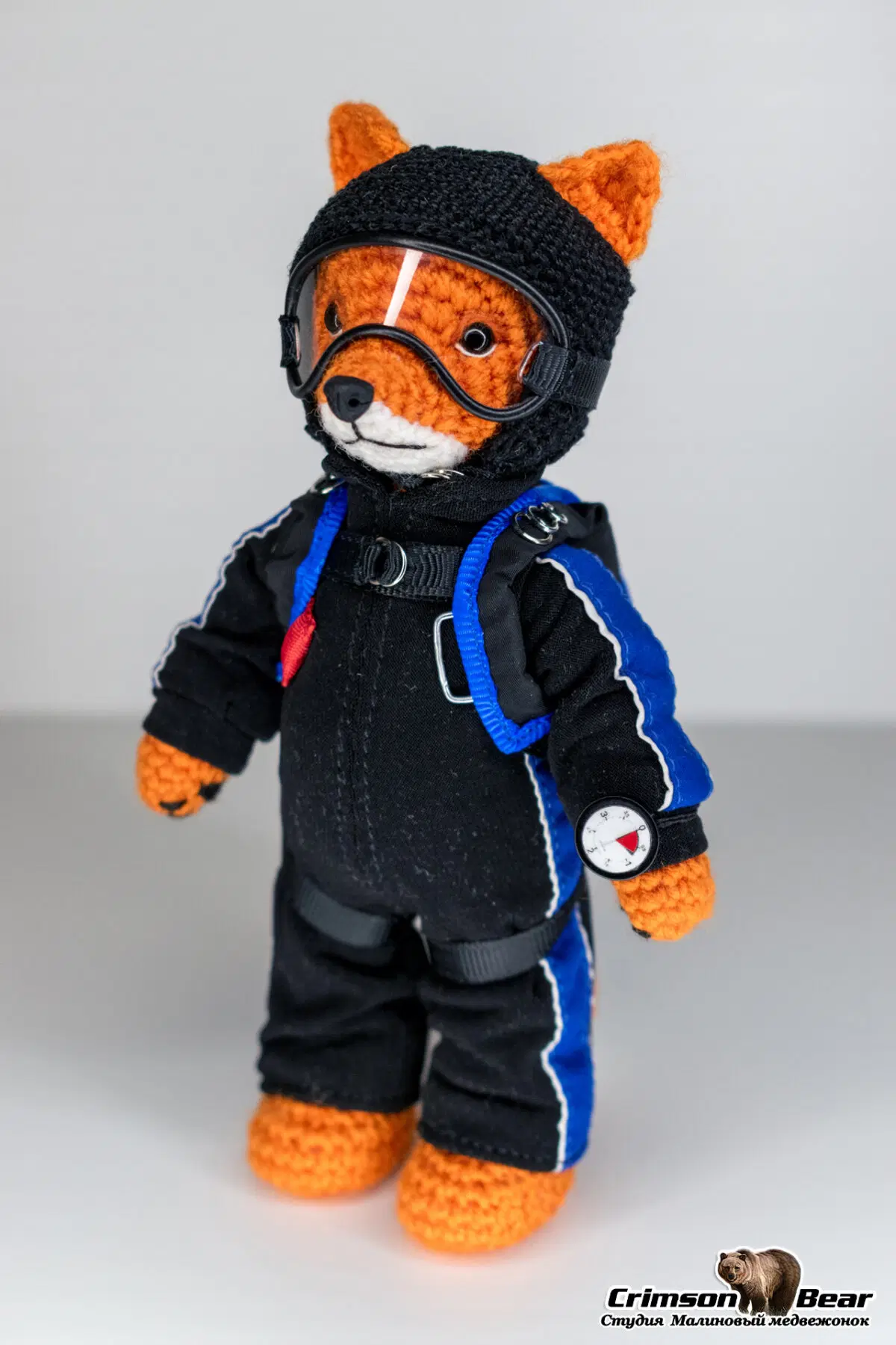 Парашютист в чёрно-синем