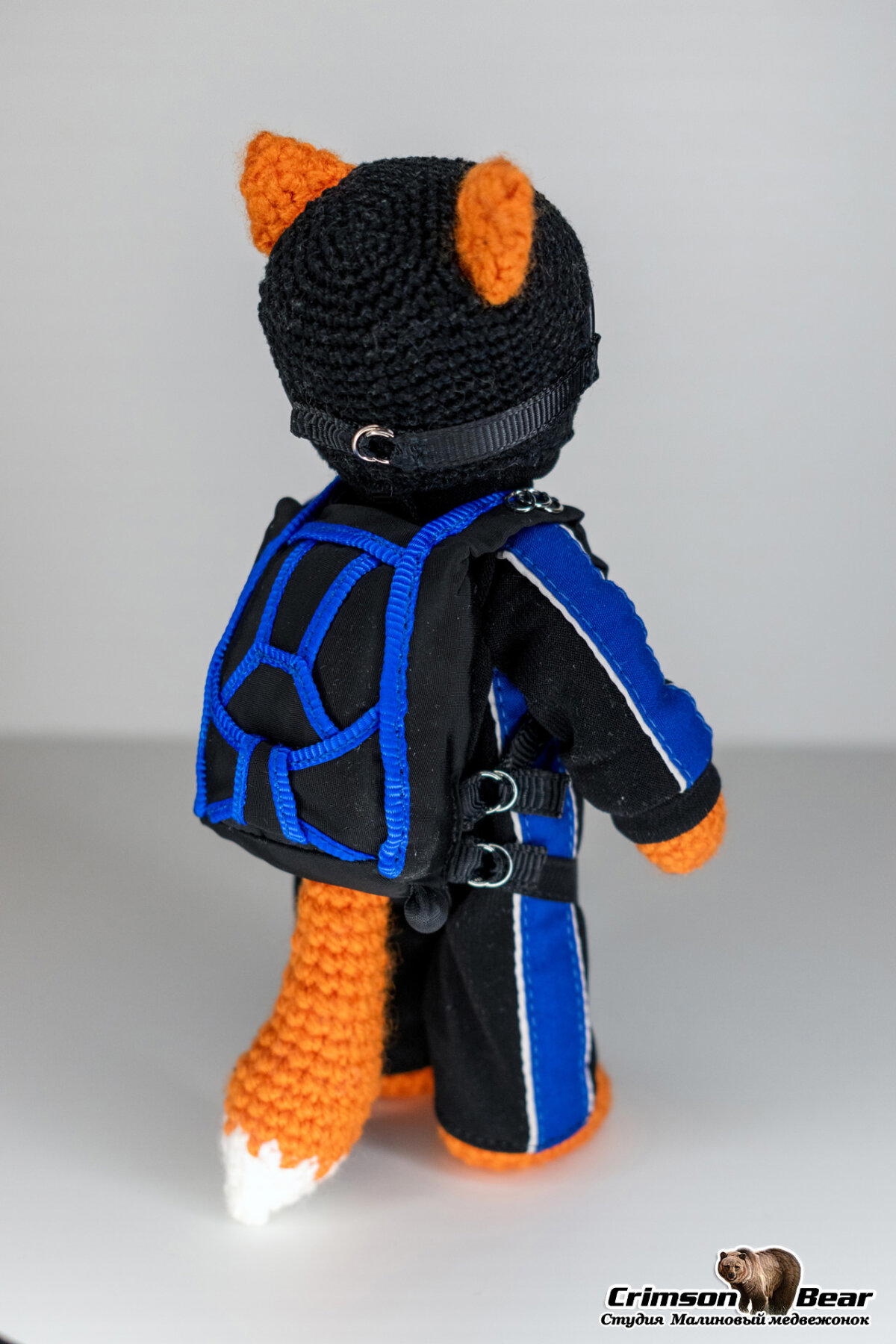 Парашютист в чёрно-синем