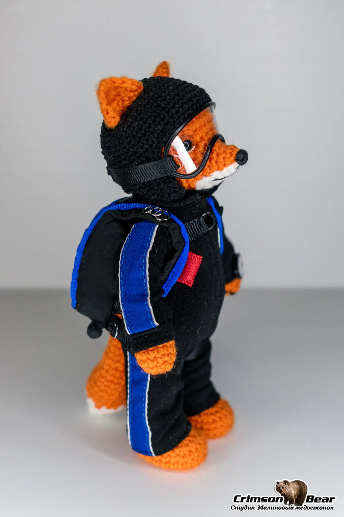 Парашютист в чёрно-синем