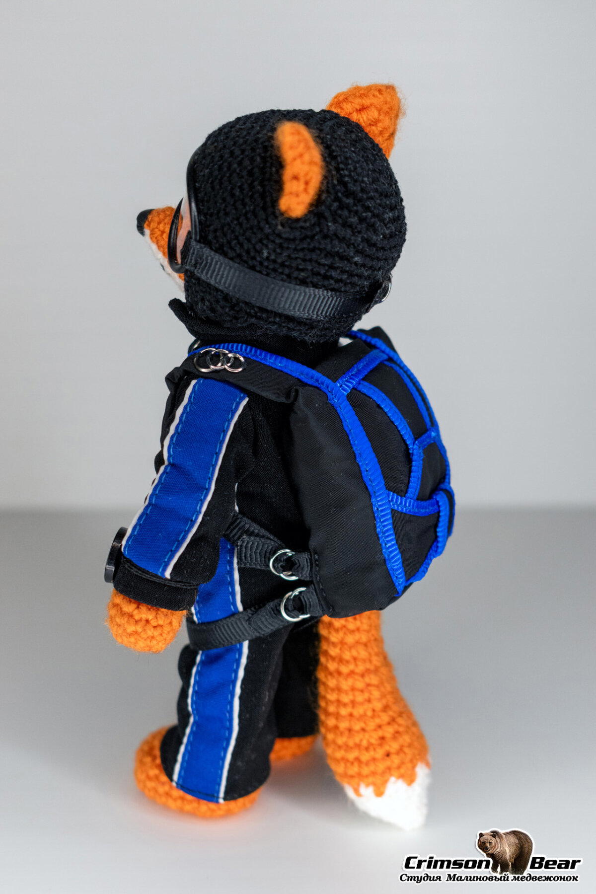 Парашютист в чёрно-синем