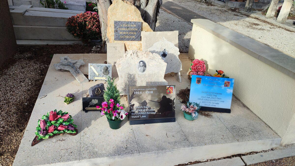 Вместо отдельной гробницы, семейная.