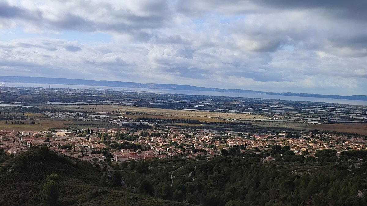Виды отсюда конечно шикарные. Вдали озеро Бер, дальше за горами уже Средиземное море.