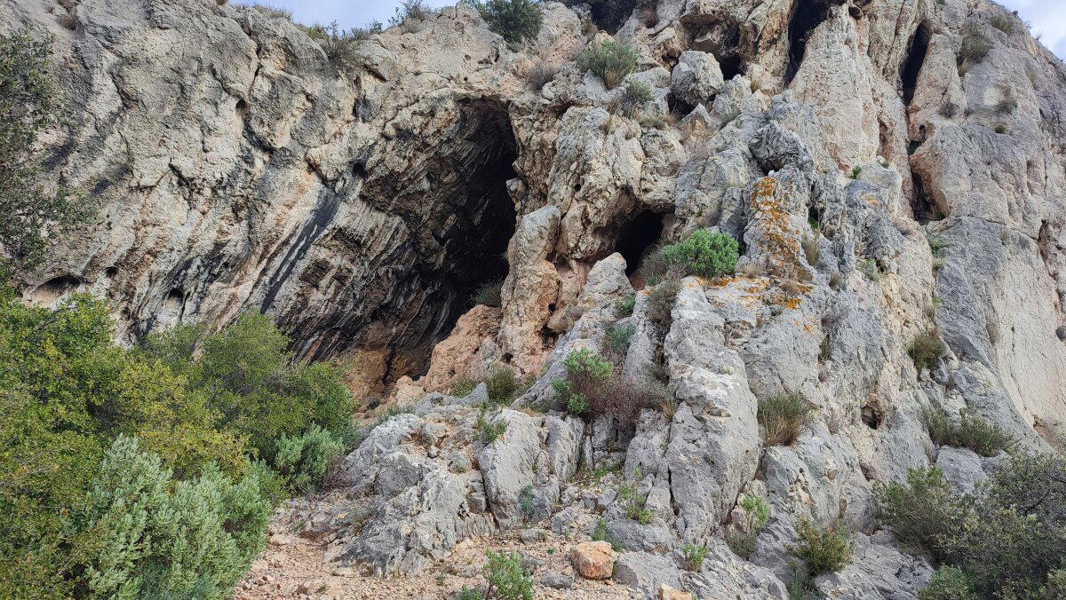 Есть пещера.