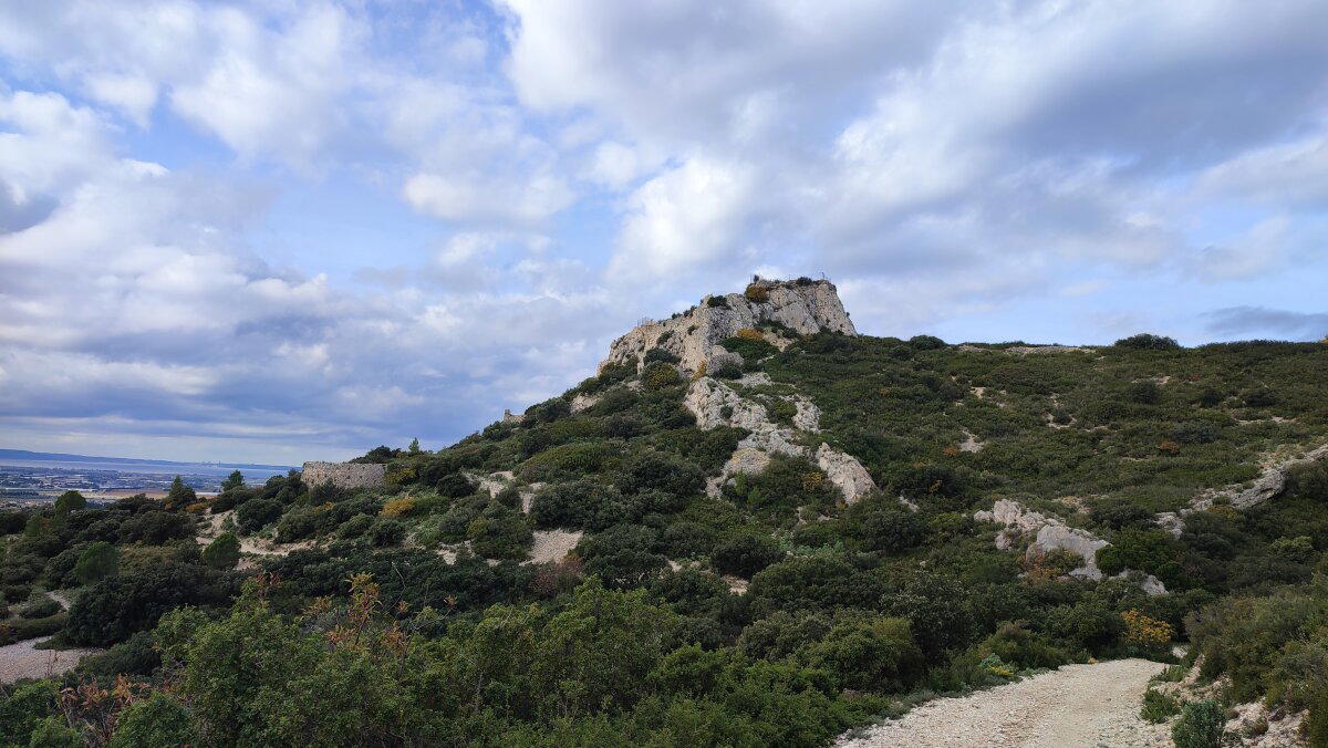 На скале есть какие то старые укрепления, но все закрыто. Внутрь не попасть.
