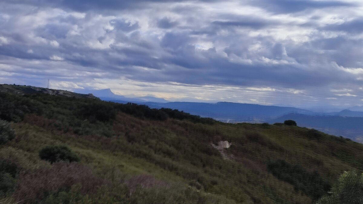 На востоке видны Альпы. Это уже серьезные горы.