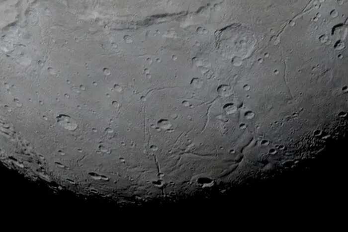 На южном полюсе Харона намного больше ударных кратеров / © NASA/Johns Hopkins University Applied Physics Laboratory/Southwest Research Institute/TheSpaceway