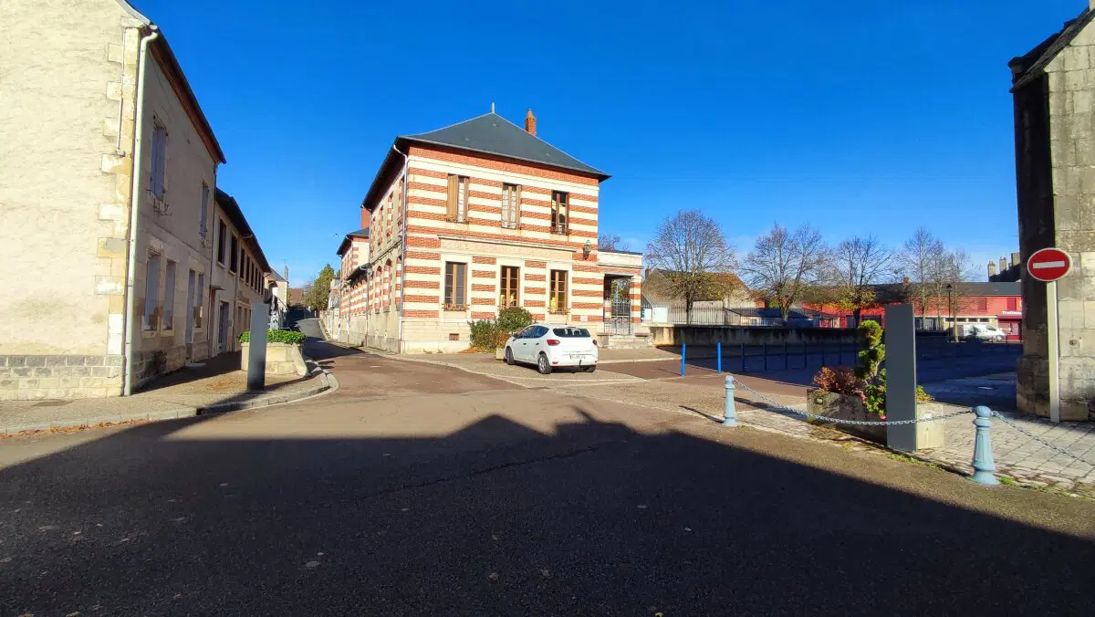 Местная школа.